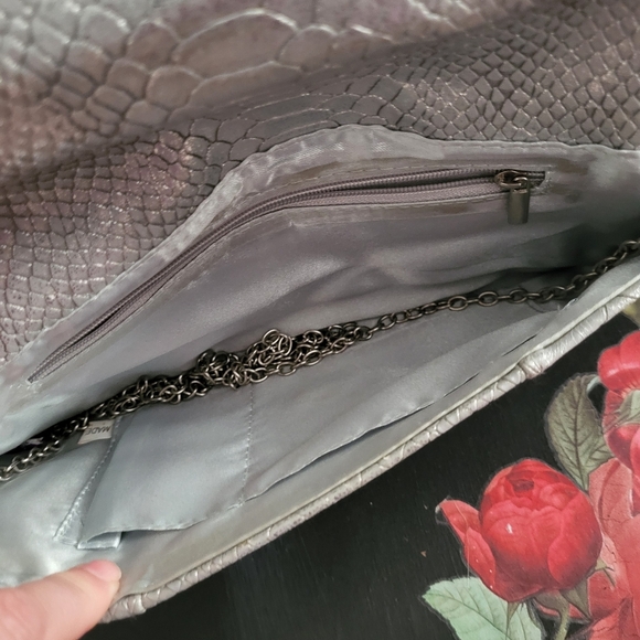 Faux silver snake skin clutch - Picture 6 of 8